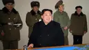 Pemimpin Korea Utara Kim Jong Un bersama sejumlah orang berseragam militer memantau peluncuran rudal balistik antar benua di sebuah ruangan di Korea Utara (29/11). (KCNA/Korea News Service via AP)