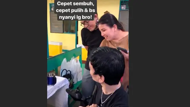 Tya Ariestya Jenguk El Ibnu