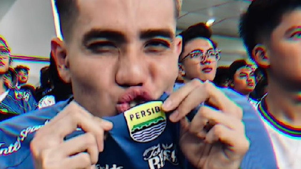 Potret Aisar Khaled Nonton Pertandingan Persib Bandung di Stadion, Aksinya Malah Jadi Bintang di Tribun