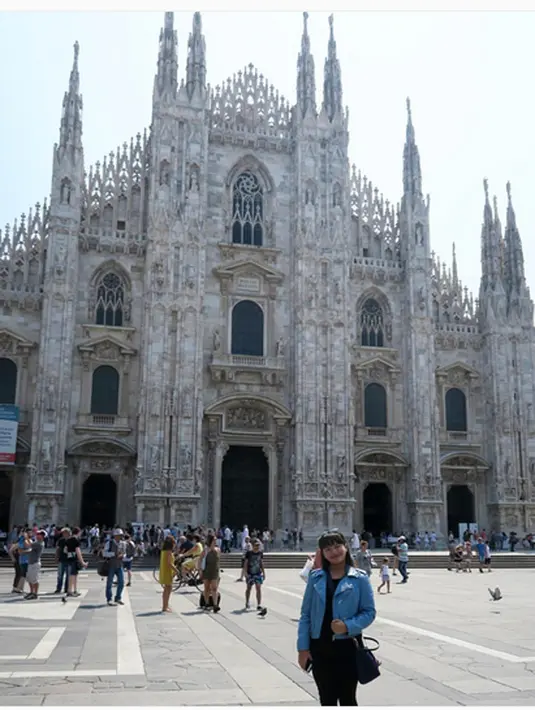 Perjalanan pulang liburan dari Eropa ke Indonesia, pesawat yang ditumpangi Amel Carla dan keluarga, beserta WNI lainnya transit di Turki. Di bandara Ataturk, Istanbul itulah Amel merasakan ketegangannya terjadi kudeta militer Turki.(Instagram/amelcarla)