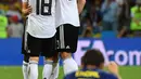 Para pemain Jerman merayakan kemenangannya usai melawan Swedia dalam pertandingan Piala Dunia 2018 di Stadion Fisht, Rusia (23/6). Jerman menang dramatis atas Swedia dengan skor akhir 2-1. (AFP/Nelson Almeida)