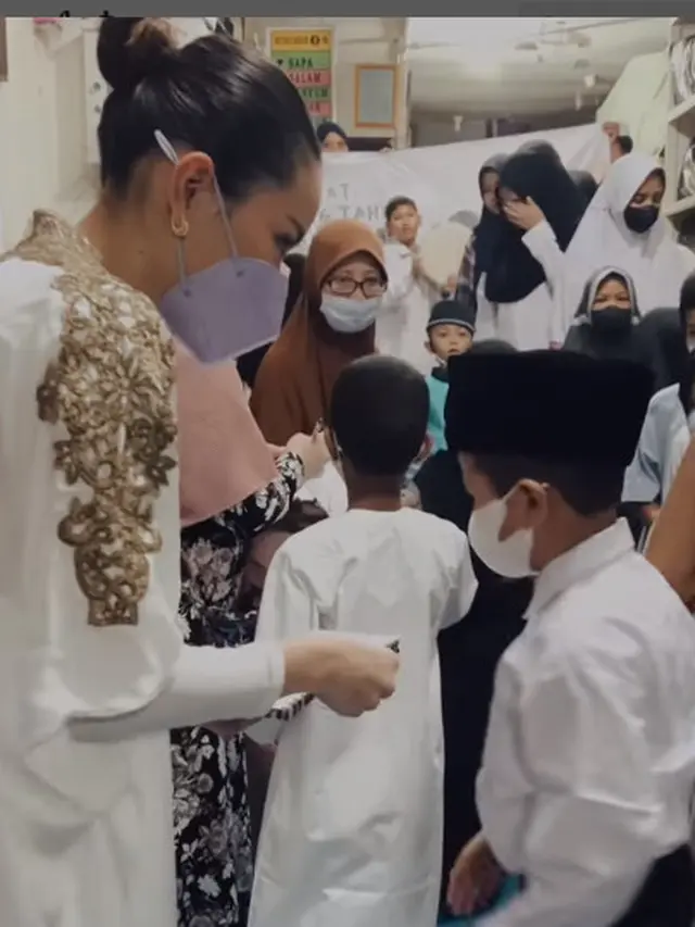 6 Momen Alyssa Daguise Rayakan Ultahnya di Panti Asuhan, Menawan Pakai Kaftan