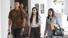 Artis Sandra Dewi (tengah) berjalan ke ruangan pemeriksaan setibanya di Gedung Kejaksaan Agung RI, Jakarta, Kamis (4/4/2024). (Liputan6.com/Herman Zakharia)