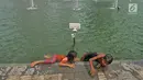 Sejumlah anak berenang di kolam Bundaran HI, Jakarta, Senin (17/6/2019). Meski ada larangan berenang, sejumlah anak tetap nekat menyebur ke kolam Bundaran HI. (Liputan6.com/Herman Zakharia)