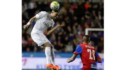 Pemain Real Madrid, Pepe (kiri) menghalau bola dari kejaran pemain Levante pada laga lanjutan La Liga Spanyol, di Stadion Ciutat de Valencia, Kamis (3/3/2016) dini hari WIB. ( AFP/Jose Jordan)