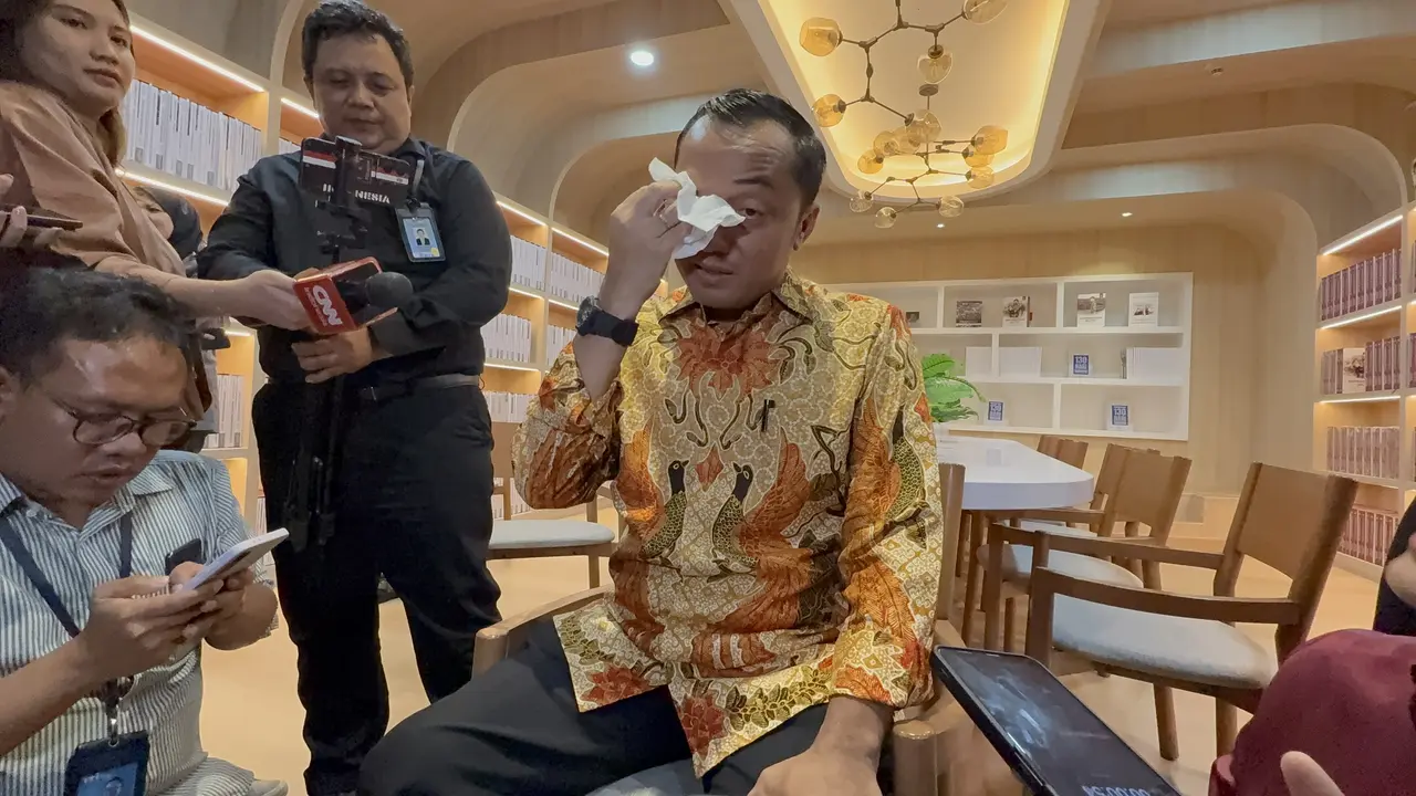 Menteri Sekretaris Negara (Mensesneg) Prasetyo Hadi menangis saat bercerita tentang Chelsea, salah satu siswi Sekolah Rakyat di Jakarta.