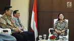 Menko PMK Puan Maharani (kanan) saat menerima kunjungan petinggi Emtek Grup di kantor Kemenko PMK, Jakarta, Selasa (19/2). Emtek Grup dan Kemenko PMK menjalin kerja sama terkait masalah bakti sosial. (Liputan6.com/Herman Zakharia)