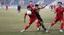 Pemain Timnas Indonesia Dendy Sulistyawan (tengah kanan) berebut bola dengan pemain Timnas Vietnam Bui Tien Dung (tengah kiri) pada pertandingan leg kedua babak semifinal Piala AFF 2022 di My Dinh Stadium, Vietnam, Senin (9/1/2023). Indonesia kalah 0-2 dari Vietnam. (Dok. PSSI)