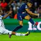 Pemain Juventus Juan Cuadrado (kiri) berebut bola dengan pemain Paris Saint-Germain (PSG) Kylian Mbappe pada pertandingan sepak bola Grup H Liga Champions di Stadion Parc des Princes, Paris, Prancis, 6 September 2022. PSG mengalahkan Juventus dengan skor 2-1. (AP Photo/Thibault Camus)