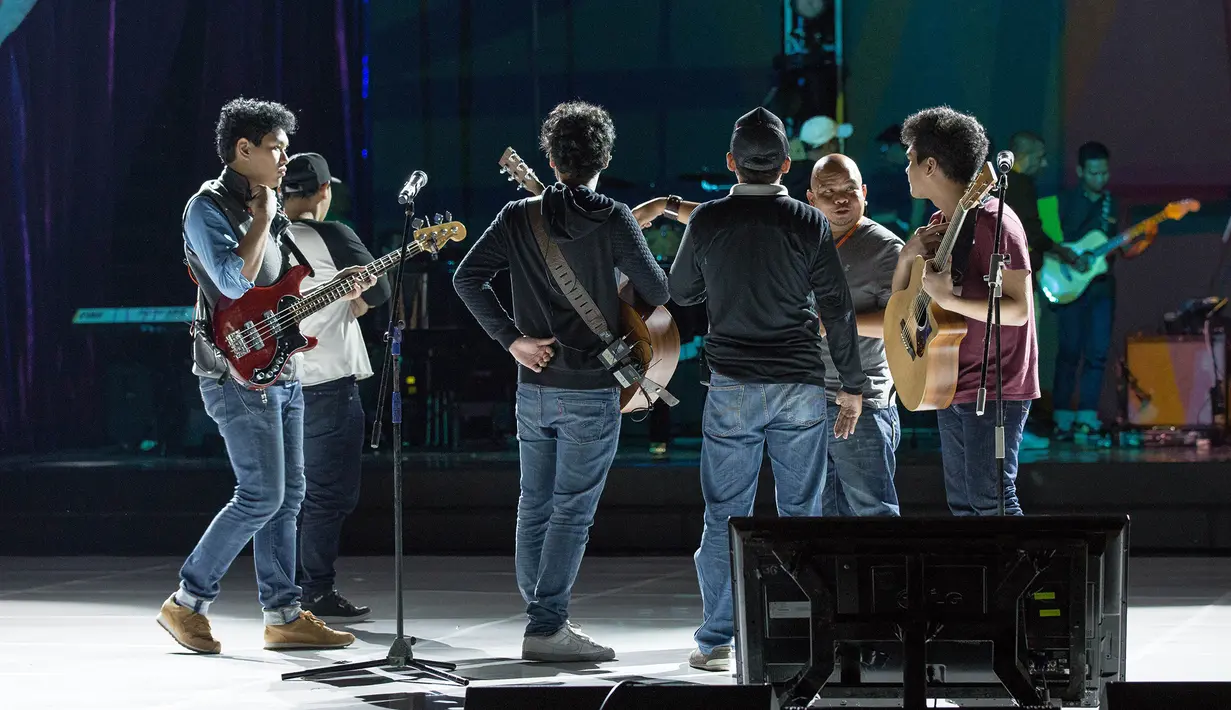 Kolaborasi Kahitna dan The overtunes menyanyikan lagu “ Cinta Sudah Lewat “ dengan accoustic version yang begitu memukau. ( Desmond Manulang/Bintang.com)