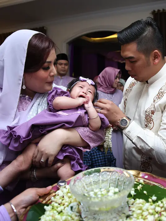 Paduan warna pink dan ungu lavender ternyata berhasil mempercantik ruangan rumah Nindy dan suami yang menjadi tempat berlangsungnya acara aqiqah tersebut. (Bambang E. Ros/Bintang.com)