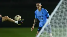 Gelandang Argentina Angel Di Maria melihat bola saat sesi latihan di Doha, Qatar, Kamis (15/12/2022). Penggawa Timnas Argentina, Lionel Messi dikhawatirkan tak akan tampil pada laga final Piala Dunia 2022 antara Argentina vs Prancis pada, Minggu 18 Desember 2022 besok.  (AP Photo/Natacha Pisarenko)