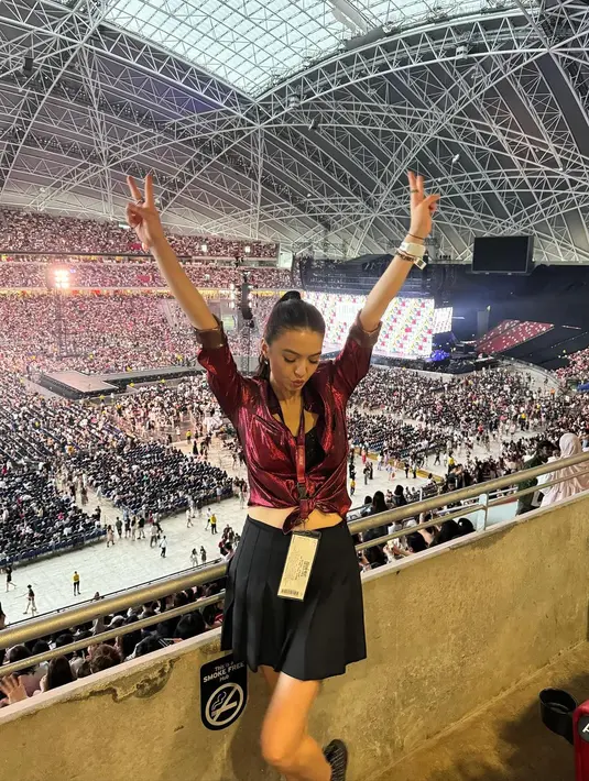 Outfit nuansa warna merah dan hitam yang mendominasi karya Taylor Swift di era Reputation tampaknya menginspirasi Raline Shah sebagai dress code nonton konsernya di Singapura. [@ralineshah]