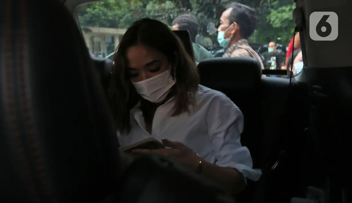 Artis Gisella Anastasia atau Gisel usai memenuhi panggilan polisi terkait kasus penyebaran video syur mirip dirinya di Mapolda Metro Jaya, Jakarta, Selasa (17/11/2020). Gisel hadir untuk memberi keterangan terkait video yang ramai diperbincangkan oleh netizen. (Liputan6.com/ Herman Zakharia)