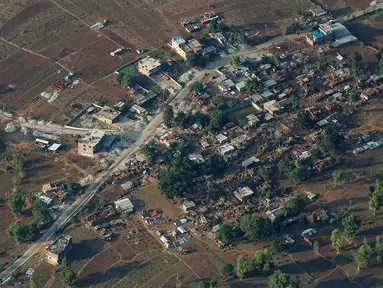 Pemandangan udara kondisi rumah-rumah warga yang hancur di Dhading, Nepal, Jumat (30/4/2015). Pasca-gempa 7,9 SR, kawasan pedalaman Nepal mulai disentuh tim penyelamatan dan bantuan makanan. (REUTERS/Danish Siddiqui)