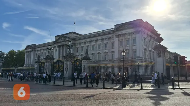 Tampak samping Istana Buckingham di London, Inggris.