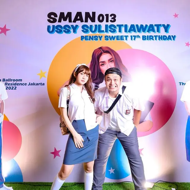 Potret 6 Pasangan Artis Pakai Seragam SMA di Ultah Ussy Sulistiawaty, Bak ABG