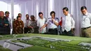 Presiden Joko Widodo (kedua kanan) dan Menhub Ignasius Jonan (kanan) saat meninjau bandara Internasional Kertajati di Majalengka, Jawa Barat, (14/1). Rencananya pertengahan 2018 bandara ini bisa segera dioperasikan. (Liputan6.com/Faizal Fanani)