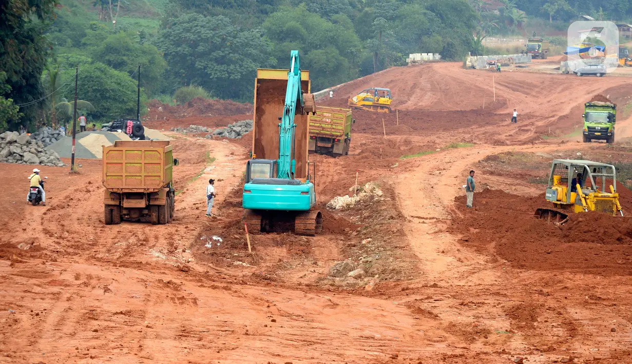 Kondisi proyek jalan baru Bojonggede-Kemang (Bomang) di Jampang, Kabupaten Bogor, Jumat (25/9/2020). Proyek jalan baru Bomang kini memasuki tahap pengurukan tanah untuk pemadatan. (merdeka.com/Dwi Narwoko)