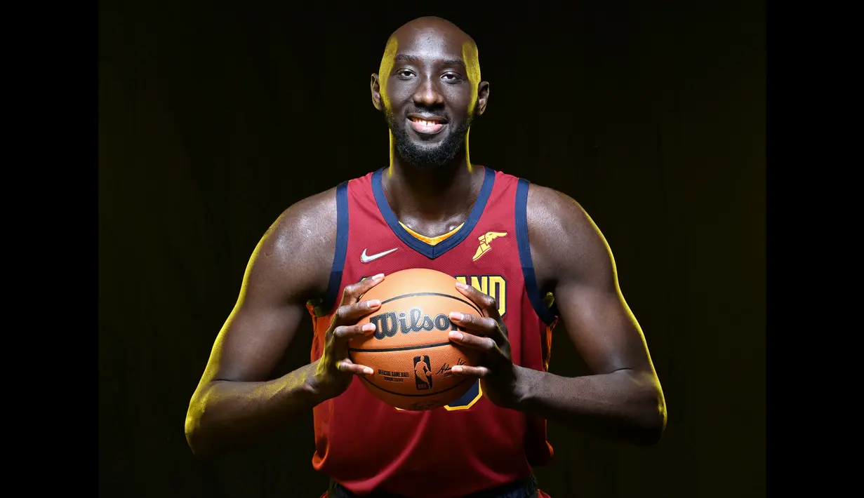 Ramadhan di Senegal merupakan momen spesial untuk Tacko yang memiliki tinggi 2.26 meter tersebut dikarenakan penuh dengan memori masa kecil yang tidak bisa ditemukan di tempat lain. (Twitter NBA)