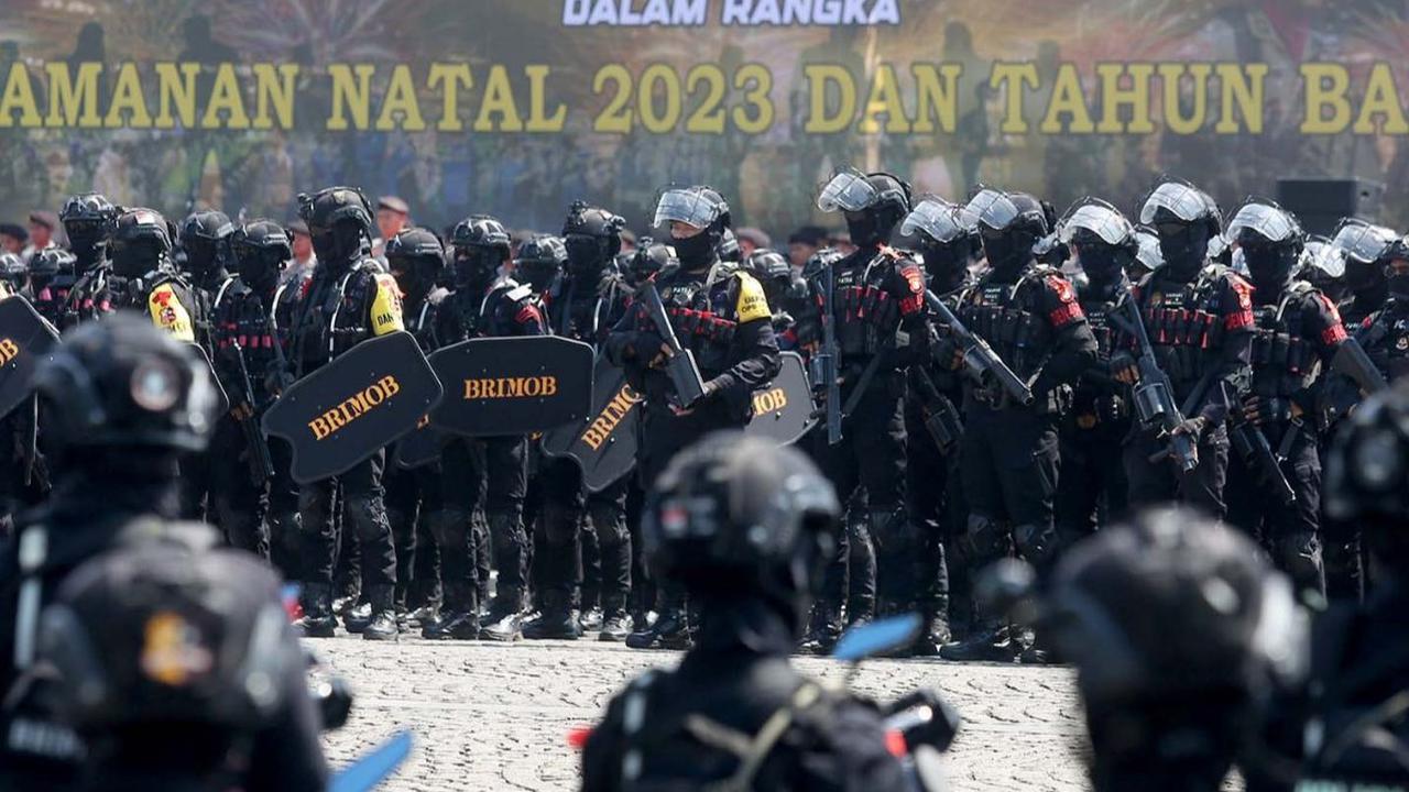 Anggota Brimob Polri melakukan apel gelar pasukan Operasi Lilin 2023 untuk pengamanan Natal 2023 dan Tahun Baru 2024 di Lapangan Silang Monas, Jakarta, pada Kamis (21/1/2023). Operasi tersebut digelar mulai dari 23 Desember 2023 hingga 3 Januari 2024.