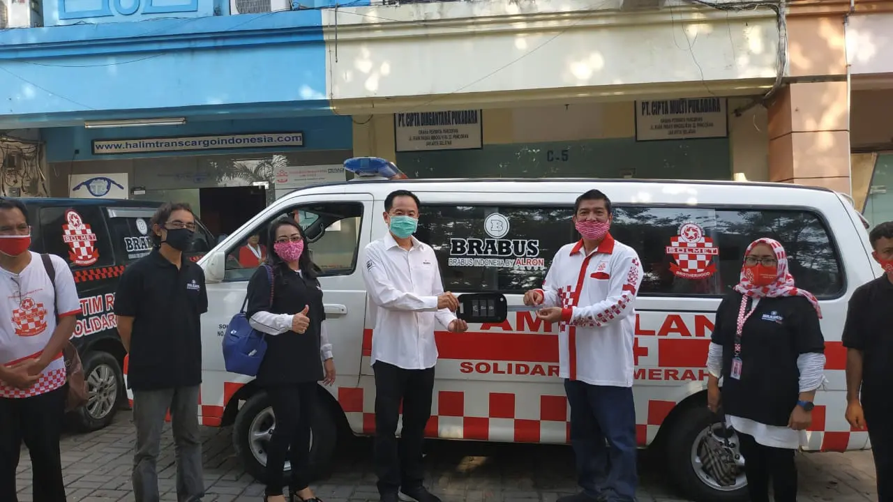 Brabus Indonesia mendonasikan 2 ambulan kepada relawan Solmet. (Istimewa)