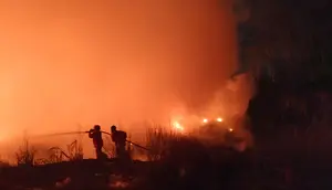 TPS Waringinkurung Terbakar Sejak Kemarin, Api Masih Mengintai