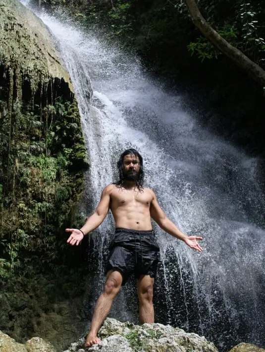 Berada di bawah pancuran air terjun dengan bertelanjang dada dan rambut gondrongnya yang dibiarkan terurai, Chicco terlihat gagah banget. Terlebih dengan sorot matanya yang tajam yang selalu berhasil mencuri perhatian. (Instagram/chicco.jerikho)