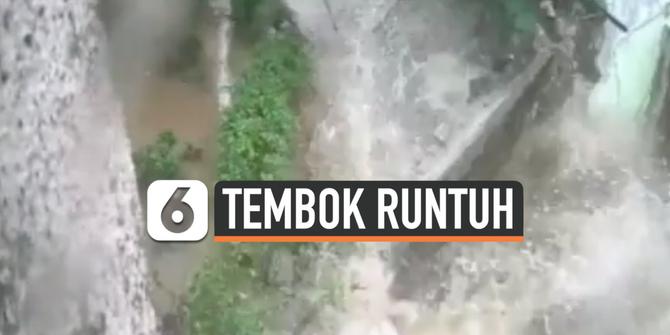 VIDEO: Rekaman Pria Nyaris Tertimpa Tembok Runtuh Akibat Banjir