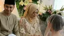Momen yang sangat mengharukan ketika Syahnaz meminta restu dan memohon maaf atas kesalahannya selama ini. Namun senyuman bahagia terlihat juga di wajah calon  pengantin perempuan ini. (Instagram)