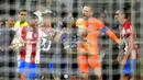 Penjaga gawang Atletico Madrid Jan Oblak (kedua kanan) berdebat dengan pemain Manchester City pada pertandingan sepak bola leg kedua perempat final Liga Champions di Stadion Wanda Metropolitano, Madrid, Spanyol, 13 April 2022. Pertandingan berakhir imbang 0-0. (AP Photo/Manu Fernandez)
