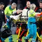 Luke Shaw ditanduh keluar lapangan usai di jegal Hector Moreno pada Liga Champions di Stadion Philips, Belanda (16/9/2015). Diperkirakan eks pemain Southampton itu harus absen lebih dari enam bulan. (Reuters/Andrew Couldridge)