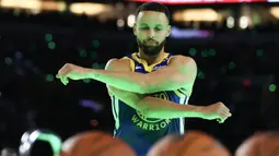 Pemain Golden State Warriors, Stephen Curry bersiap saat Three Point Contest NBA All Star 2024 di Gainbridge Fieldhouse, Indianapolis, Amerika Serikat, Minggu (18/2/2024) WIB. (AFP/Getty Images/Stacy Revere)