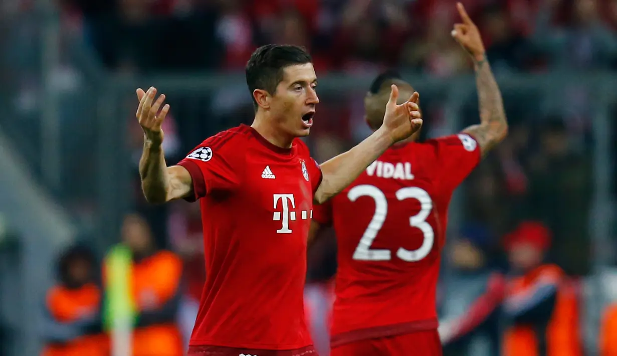 Penyerang Muenchen, Robert Lewandowski melakukan selebrasi usai mencetak gol kegawang Atletico Madrid di Liga Champions di Allianz Arena (4/5). Meski kalah 2-1 dari Munchen, Atletico melaju ke final dengan aggregat gol tandang. (Reuters/ Ralph Orlowski)