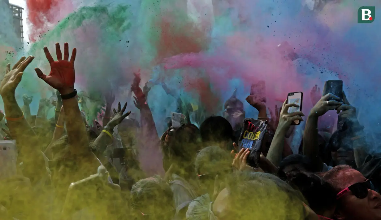 Sukacita para peserta The Color Run presented by CIMB Niaga yang digelar di Senayan, Jakarta pada Minggu (16/9/2018). Hero Tour diangkat menjadi tema The Color Run pada tahun 2018 ini dan sudah memasuki gelaran yang kelima. (Bola.com/Peksi Cahyo)