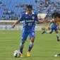 Penyerang Persib Bandung Tantan saat duel dengan pemain Kitchee (Liputan6.com / Herman Zakharia)