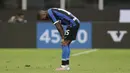 Bek Inter Milan, Ashley Young, tampak kecewa usai gagal mengalahkan Fiorentina pada laga Serie A di Stadion di Giuseppe Meazza, Rabu (22/7/2020). Kedua tim bermain imbang 0-0. (AP Photo/Luca Bruno)