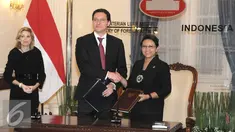 Menlu RI Retno Marsudi berjabat tangan dengan Menlu Bulgaria, Daniel Mitov, Jakarta, Rabu (30/3). Pertemuan membahas kerjasama dan perjanjian persetujuan bebas Visa bagi pemegang paspor Diplomatik dan dinas. (Liputan6.com/Helmi Afandi)
