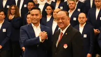Anindya Bakrie (kiri) resmi dilantik menjadi Ketua Umum Federasi Akuatik Indonesia oleh Ketua KONI, Marciano Norman (kanan) yang digelar di Hote JS Luwansa, bilangan Kuningan, Jakarta Selatan pada Senin (4/8/2025) sore WIB.