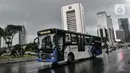 Bus Transjakarta saat melintas di Jalan Jenderal Sudirman, Jakarta, Minggu (1/11/2020). DKI Jakarta meraih penghargaan sebagai Kota Terbaik dunia di bidang inovasi transportasi dalam ajang Sustainable Transport Award (STA) 2021. (merdeka.com/Iqbal S. Nugroho)