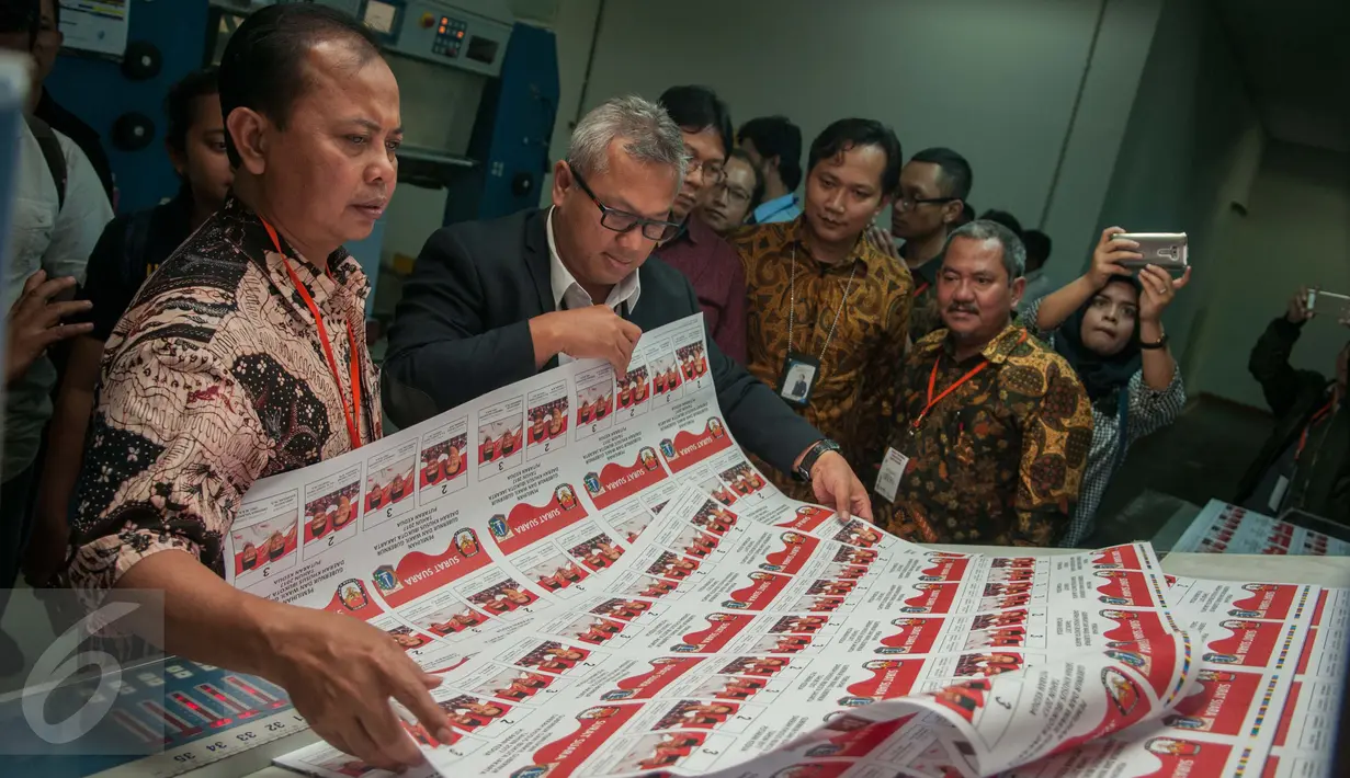 Ketua Komisi Pemilihan Umum (KPU) DKI Jakarta, Sumarno mengecek pencetakan kertas surat suara Putaran Kedua Pilkada DKI 2017 di Percetakan PT. Gramedia Printing, Cikarang, Jawa Barat, Kamis (23/3). (Liputan6.com/Gempur M Surya)