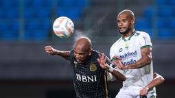 Pemain Bhayangkara FC, Anderson Salles (kiri) berebut bola dengan pemain Persib Bandung, David Da Silva pada laga lanjutan BRI Liga 1 2023/2024 antara Bhayangkara FC melawan Persib Bandung di Stadion Patriot Candrabhaga, Bekasi, Sabtu (23/09/2023). (Bola.com/Bagaskara Lazuardi)