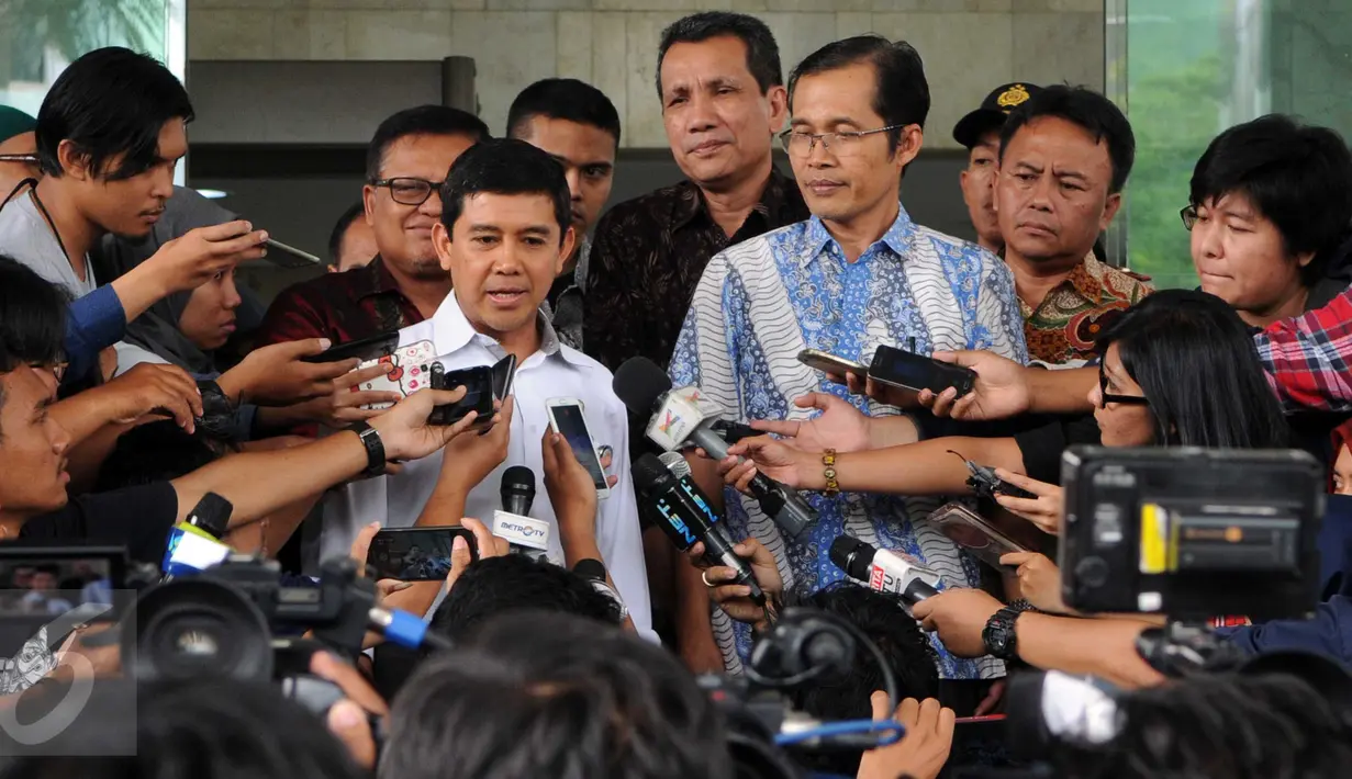 Menpan RB, Yuddy Chrisnandi (baju putih) didampingi Pimpinan KPK Alexander Marwata (batik biru) memberikan keterangan kepada awak media seusia melakukan pertemuan dengan pimpinan KPK di Jakarta, Jumat (18/3). (Liputan6.com/Helmi Afandi)