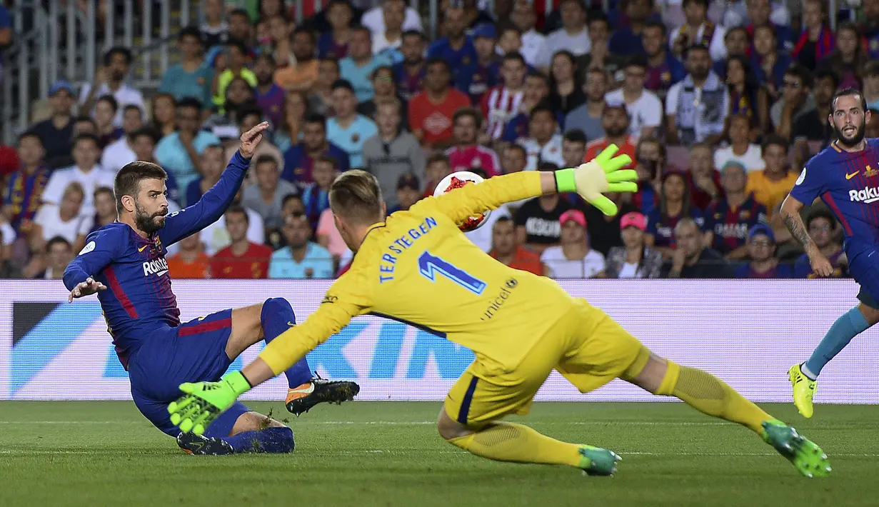 Pemain Barcelona, Gerard Pique (kiri) menerima kartu kuning menit ke-27 saat melawan Real Madrid pada Piala Super Spanyol 2017 di Camp Nou stadium,Barcelona, (13/8/2017). Real Madrid menang 3-1.  (AFP/Josep Lago)