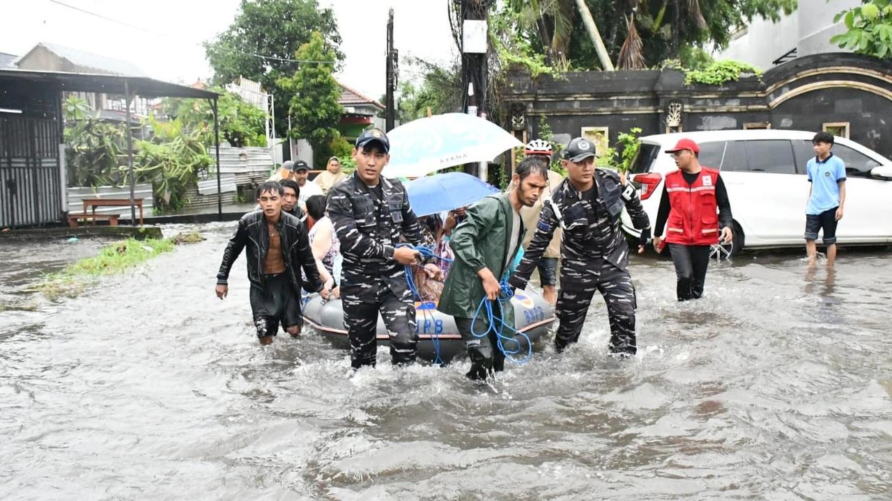 FOTO: TNI AL Bantu Evakuasi Warga Terdampak Banjir di Denpasar Selatan