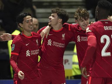Liverpool lolos ke perempatfinal Carabao Cup 2021/2022 usai menang 2-0 atas tuan rumah Preston North End, Rabu (27/10/2021). The Reds tampil dengan pemain lapis kedua, bahkan tak satu pun pemain starter saat hancurkan Manchester United diturunkan. (AP/Jon Super)