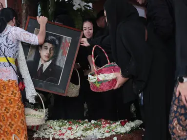 Sejumlah keluarga dan pelayat mengikuti prosesi pemakaman Guruh Soekarnoputra di TPU Karet Bivak, Jakarta Pusat, Sabtu (26/9/2026). Putra bungsu Presiden pertama RI Soekarno tersebut dimakamkan di area pemakaman keluarga, tepat di samping pusara ibundanya, Fatmawati. (KLY/Budy Santoso)