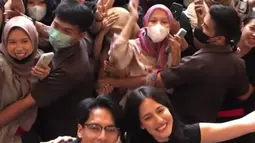 Kedatangan Jefri Nichol dan Pevita Pearce di The Park Mall Solo Baru disambut histeris penggemar. Mencermati gambar ini, tampak ratusan remaja yang diadang petugas keamanan ingin mendekati idola mereka. Jefri Nichol dan Pevita Pearce tampak ramah melayani sesi foto bareng serta berinteraksi dengan mereka. Bintang film Sri Asih ini mengajak masyarakat kembali ke bioskop dengan aman. (Foto: Dok. Instagram @jefrinichol)