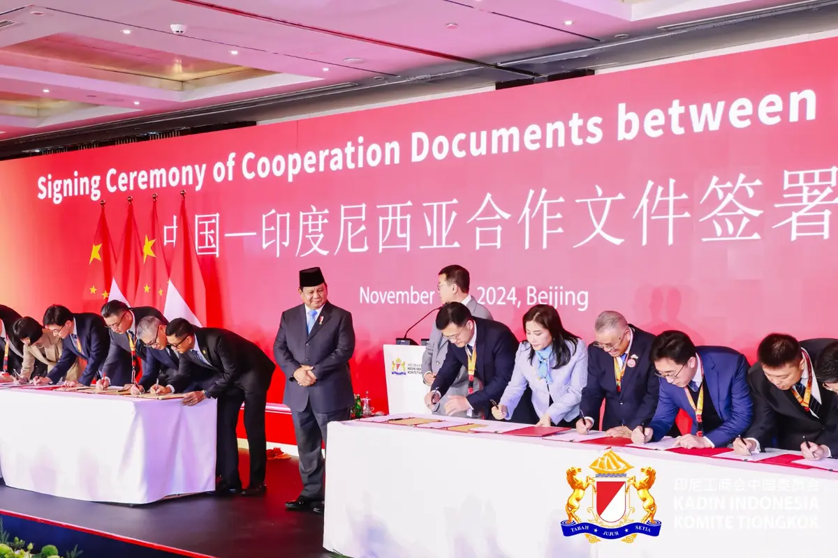 Presiden Prabowo Subianto menyaksikan penandatanganan perjanjian investasi antara perusahaan-perusahaan Tiongkok dan Indonesia, termasuk Grup GoTo, Tencent Cloud, dan Alibaba Cloud. (Foto: Paspamres dan Kadin Indonesia Komite Tiongkok)