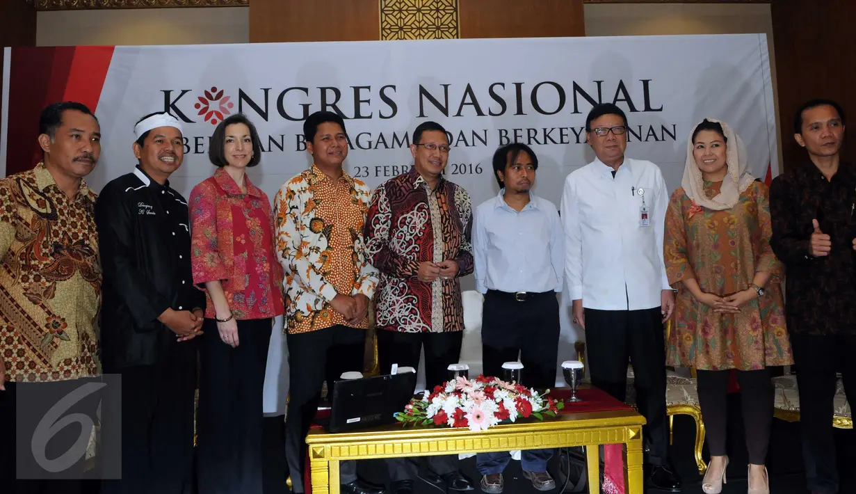 Menag Lukman Hakim (tengah), Mendagri Tjahjo Kumolo (ketiga kanan) dan Direktur Eksekutif The Wahid, Yenny Wahid (kedua kanan) saat menghadiri Kongres Nasional Kebebasan Beragama dan Berkeyakinan di Jakarta, Selasa (23/2). (Liputan6.com/Helmi Afandi)
